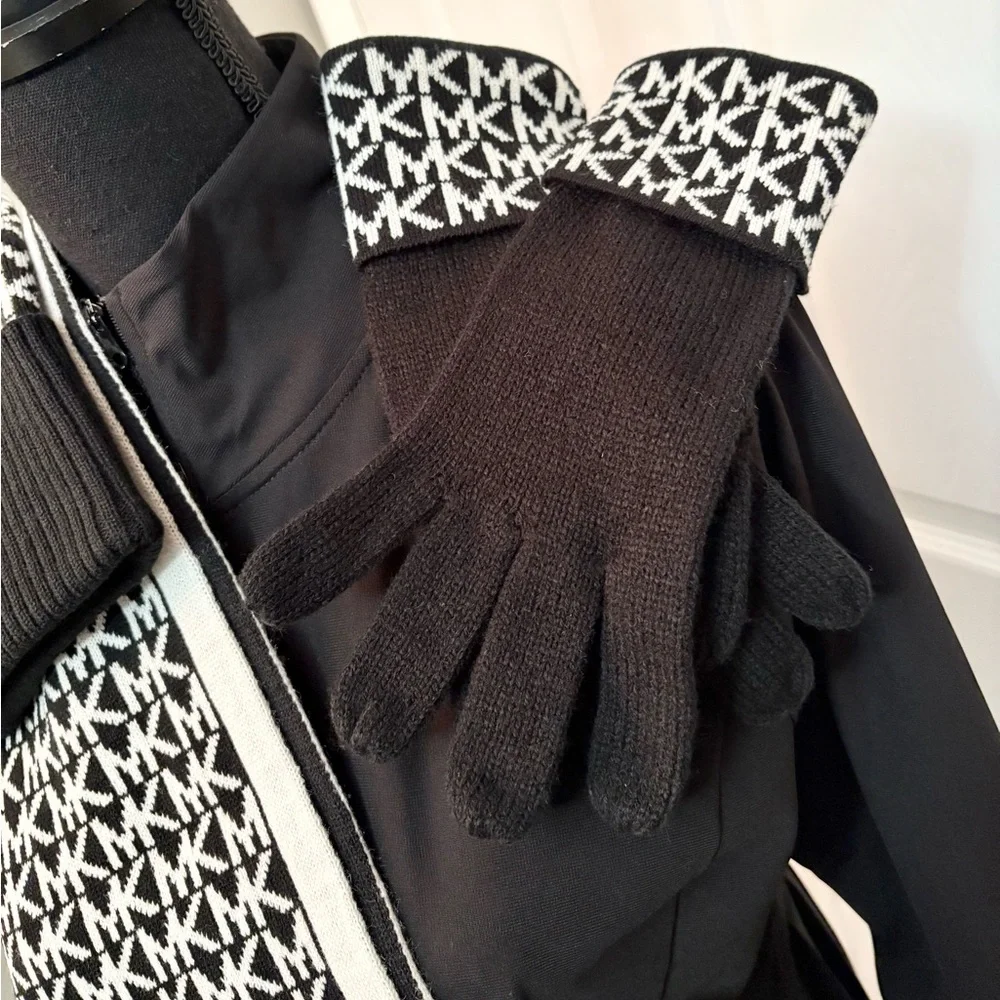 Michael Kors Scarf Gloves Hat Set🖤NWT🤍